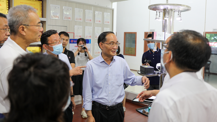 廣東省政協(xié)黨組成員、副主席袁寶成率調(diào)研組到炬神電子調(diào)研